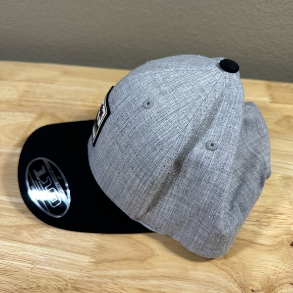 TravisMathew Men's Windward Snapback Golf Hat Flexfit One Size Gray Black - Picture 2 of 6